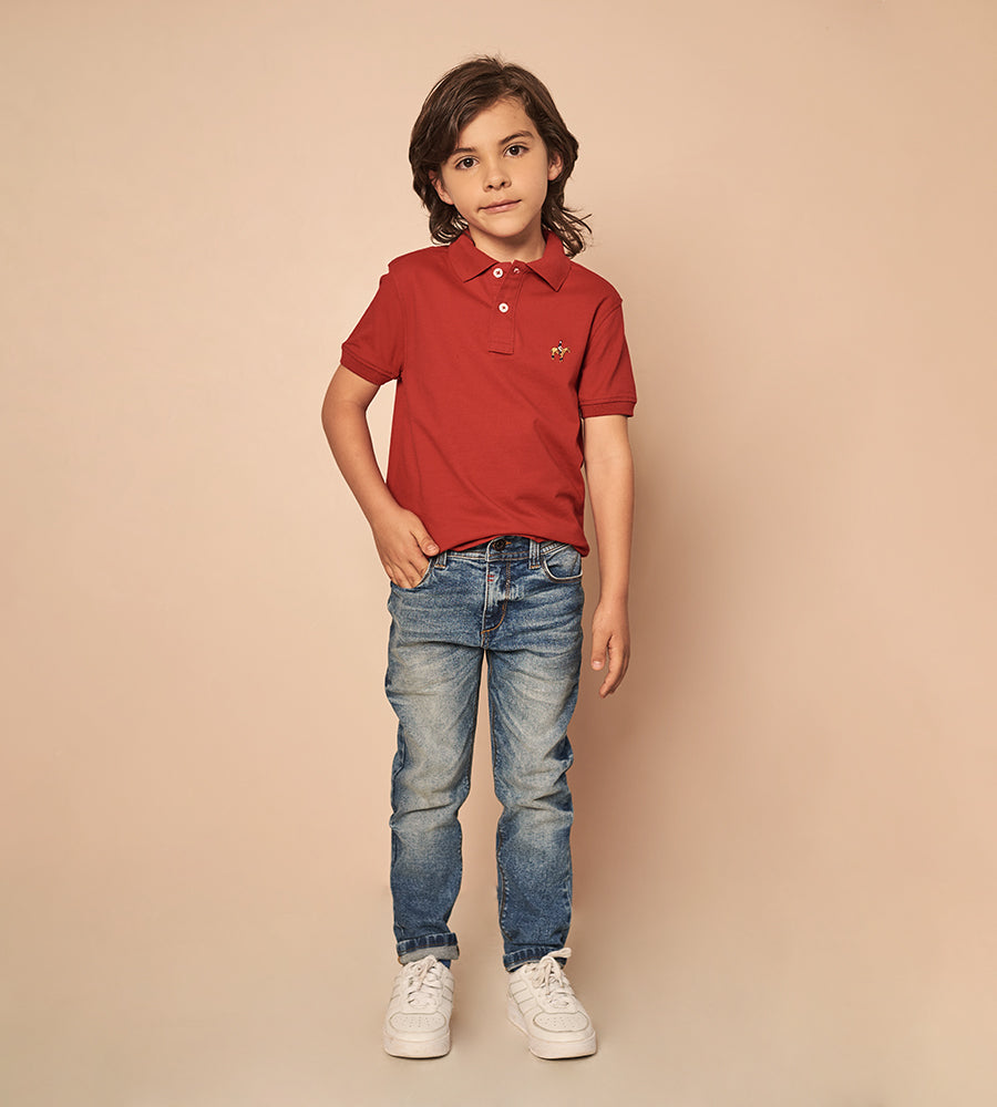 Niño pequeño con camisa roja sobre fondo blanco: fotografía de stock ©  Zveiger #184853158
